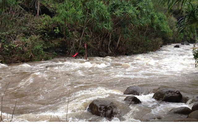web1_20160217_hanakapiai_stream_flooded