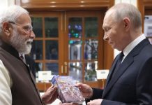 भारतीय प्रधानमन्त्रीले रुसी राष्ट्रपति पुटिनलाई दिए गीता उपहार