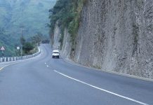 जोखिमसँगै नारायणगढ–मुग्लिन सडकमा पहिरो पन्छाउने उपकरण तयारी अवस्थामा